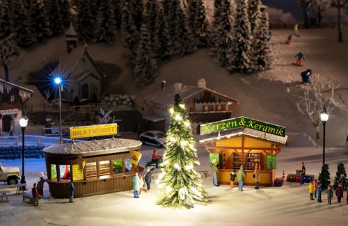 Faller 134002 H0 - 2 KERSTMARKTKRAAMPJES & VERLICHTE KERSTBOOM