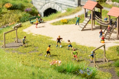 Noch 15817 H0 - Kinderen op het voetbalveld / trapveld