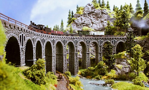 Noch 58664 H0 - Spoorbrug van steen, gebogen
