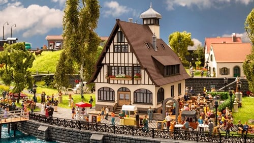 Noch 66401 H0 - Bar, restaurant met terras / Wirtshaus mit Biergarten