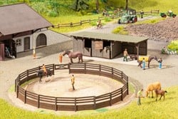 Noch 66717 H0 - Paardenbak + boxen met paard en begeleider, Micro Motion