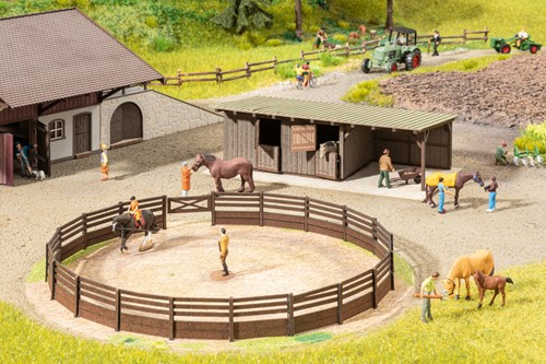 Noch 66717 H0 - Paardenbak + boxen met paard en begeleider, Micro Motion