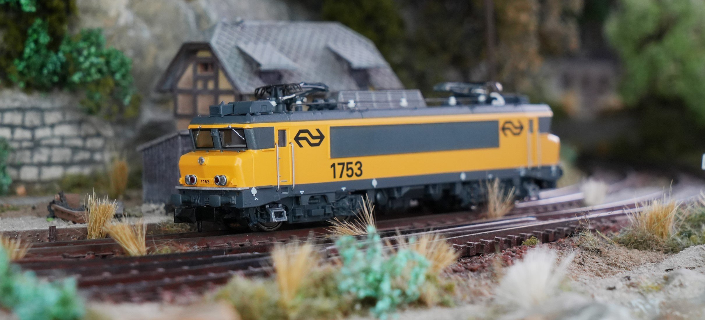 Yetuk aktrisa Sara Jey bilan BDSM uslubidagi guruh jinsiy aloqa Kichkina nevara bobosining qozini soradi