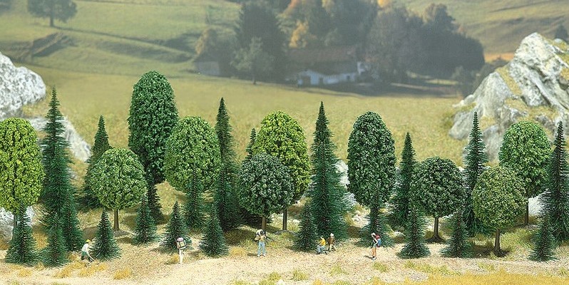 Gemengde Bomen En Loofbossen Op De Hellingen Van De Berg Burgenstock of