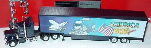 Herpa 140850 H0 - Peterbilt Vrachtwagen met Trailer Space America 500 Years