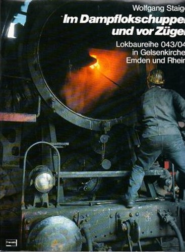 Im Dampflokschuppen und vor der Zügen - Wolfgang Staiger - ISBN 344004694X