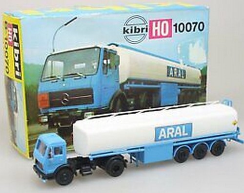 Kibri B-10070 H0 - Mercedes Benz Vrachtwagen Blauw met Wackenhut Trailer Aral Wit