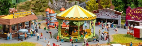 Kermisdrukte of stationssfeer? Deze twee FALLER-sets brengen direct leven op je modelbaan